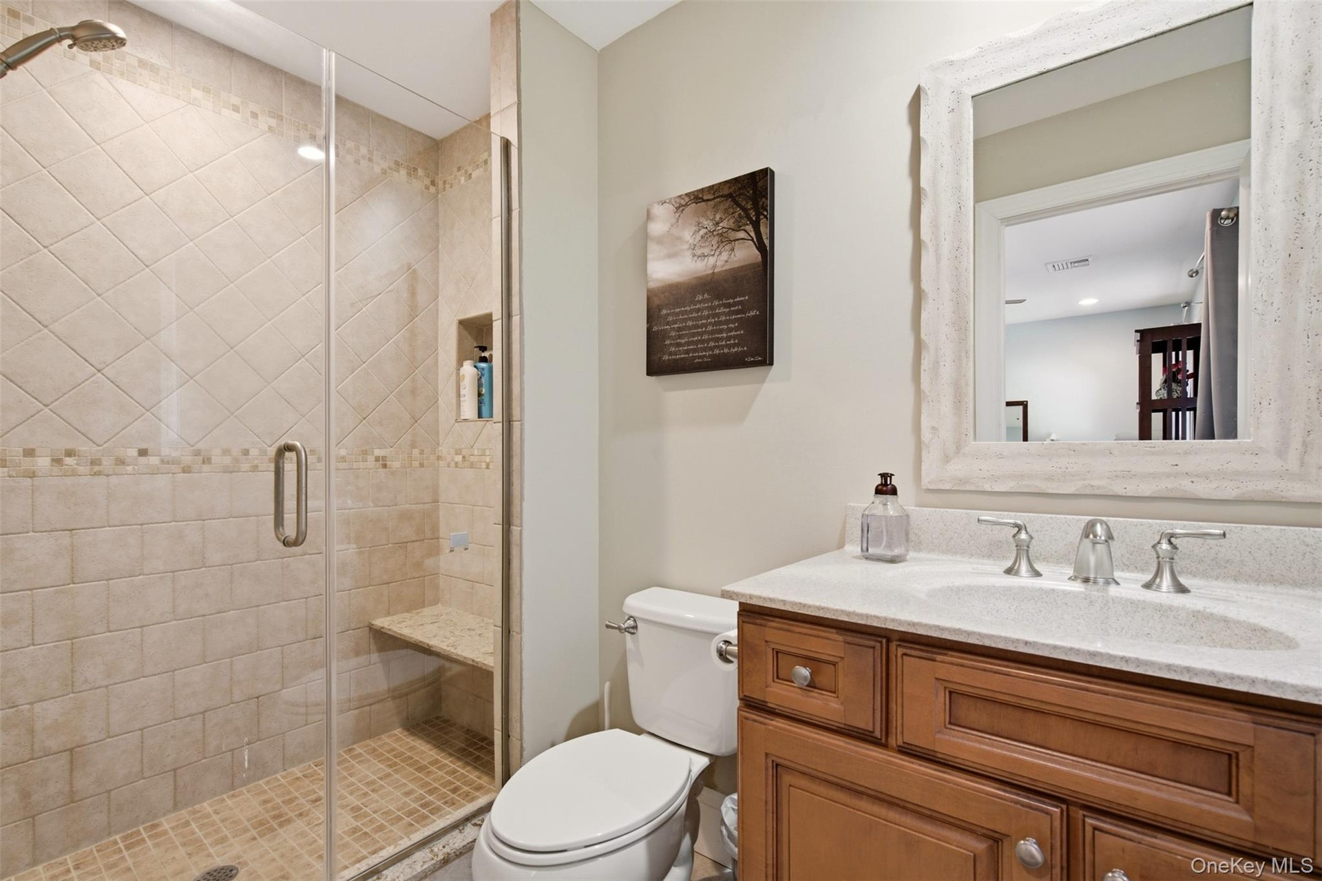 Ensuite bath with shower stall