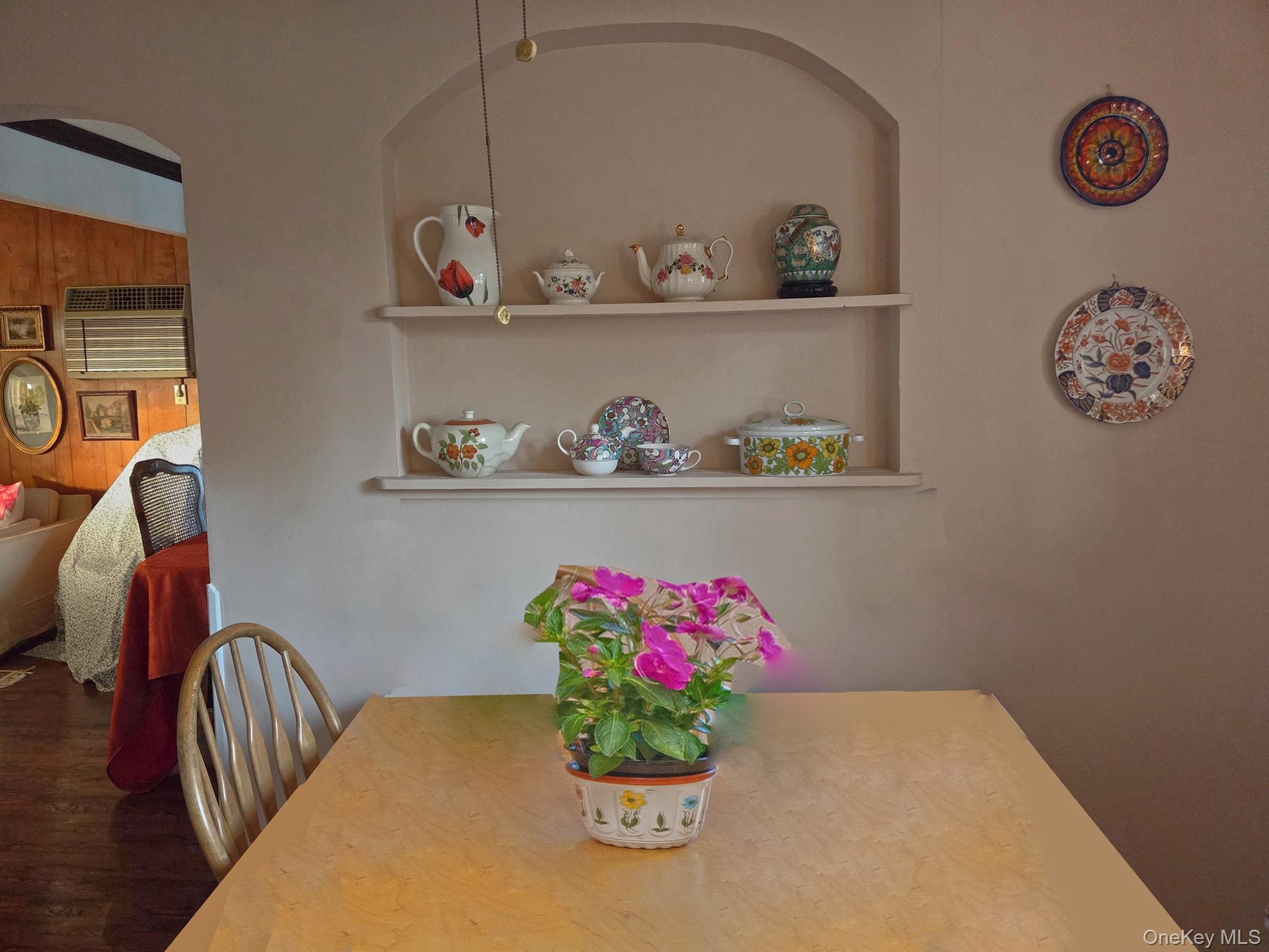 Arched wall niche with built-in shelving