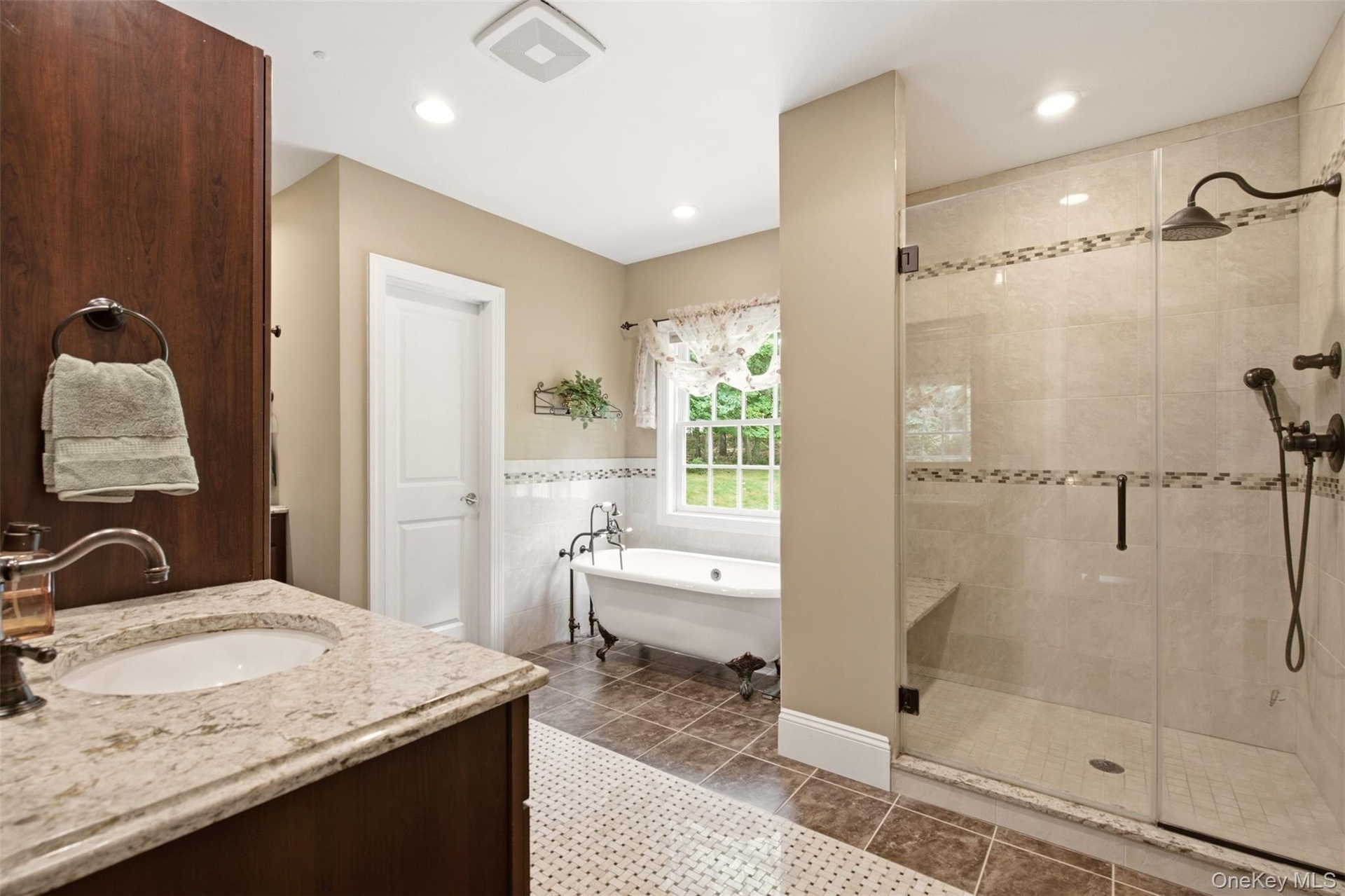 2 sinks, glass enclosed shower