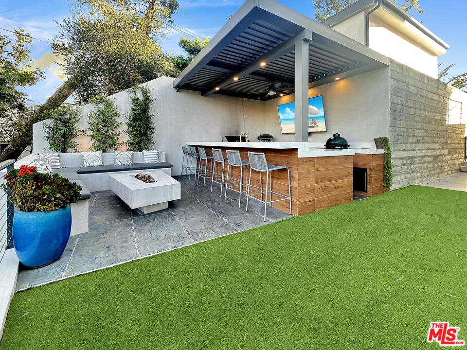Side Yard Outdoor Kitchen