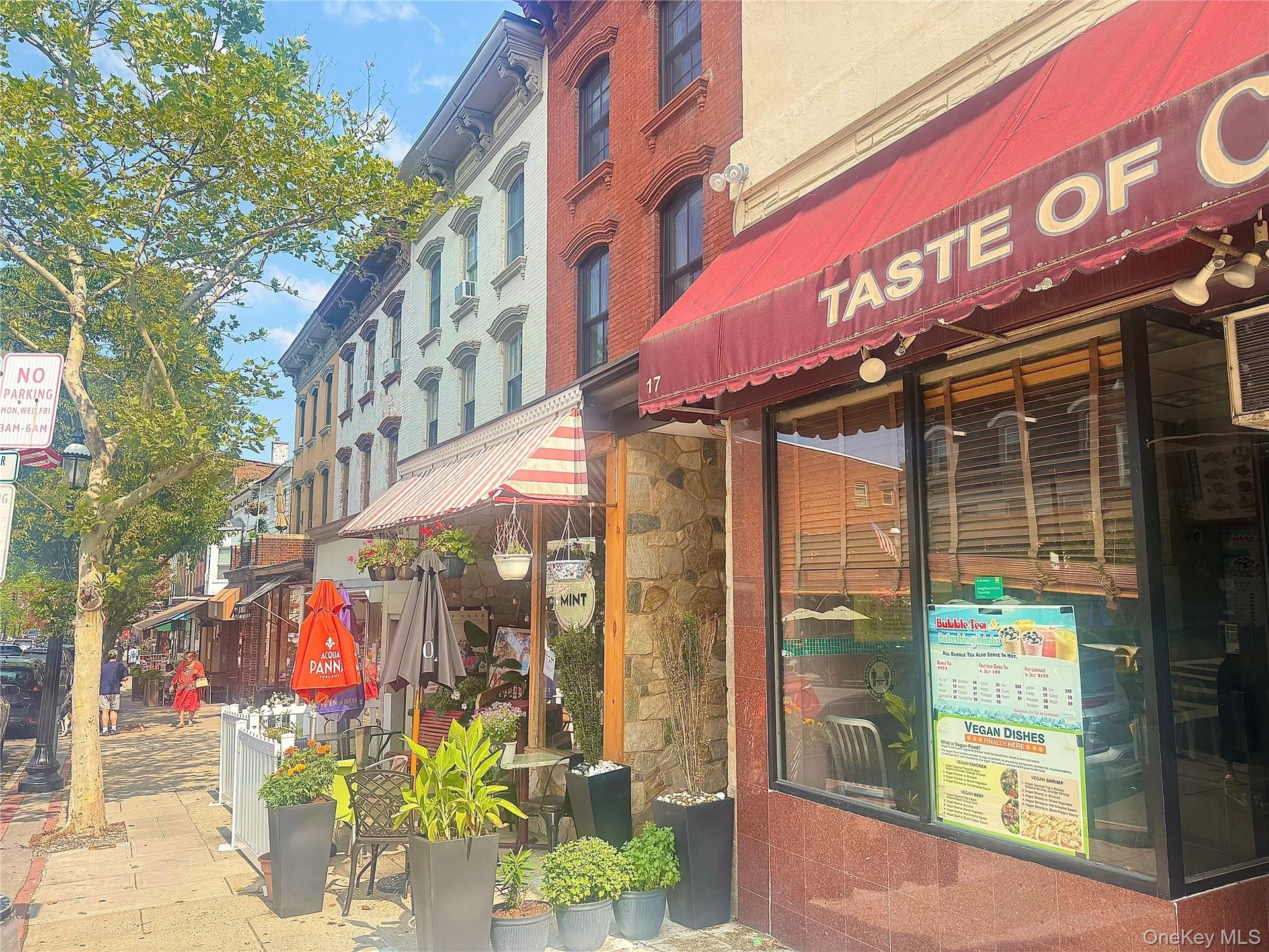 Ideally situatednear Tarrytown's bustling Main Street, featuring dining, shopping and entertainment.