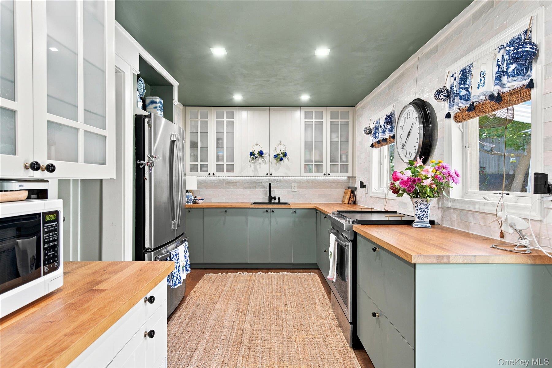 Brand new kitchen with window out to courtyard, new appliances and highhats