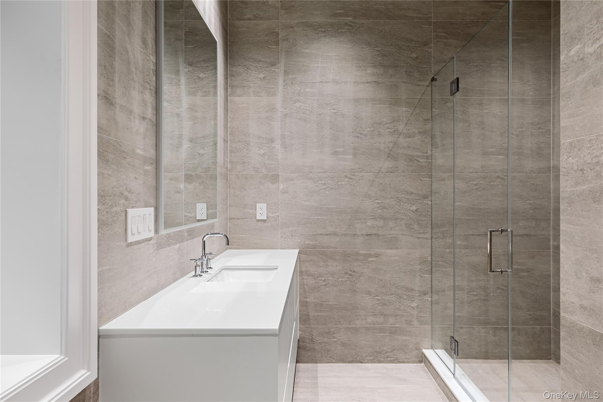 Lower Level En-Suite Full Bath
