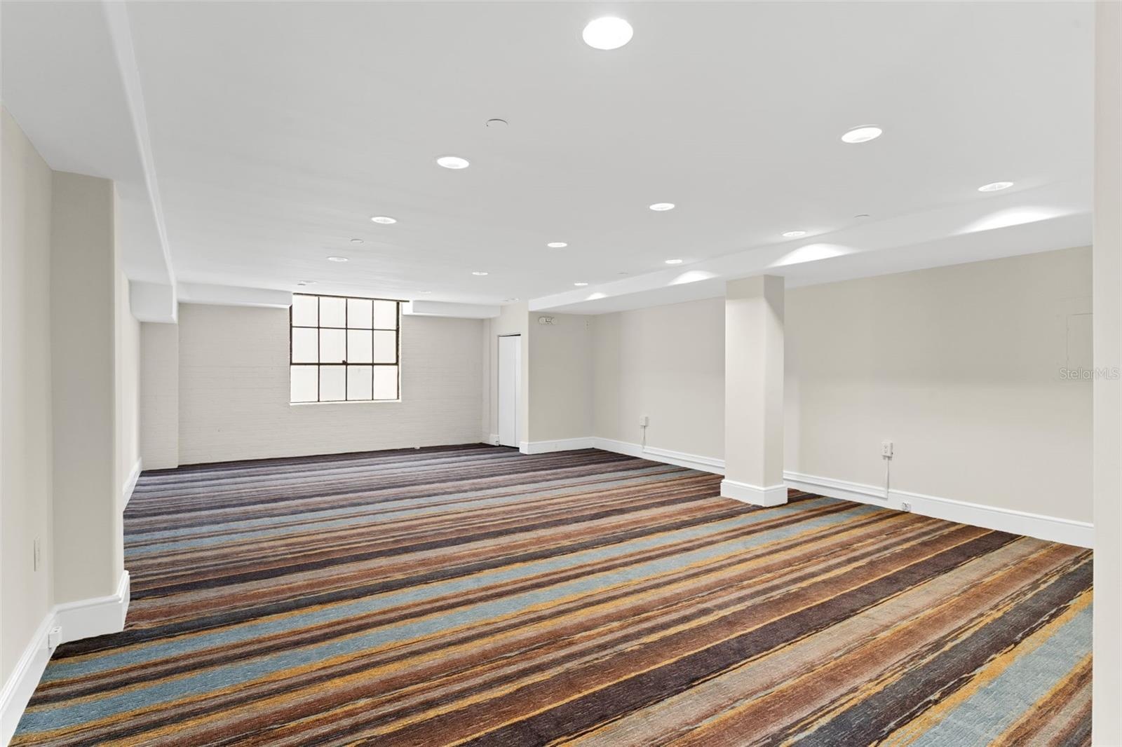 Extra-large office