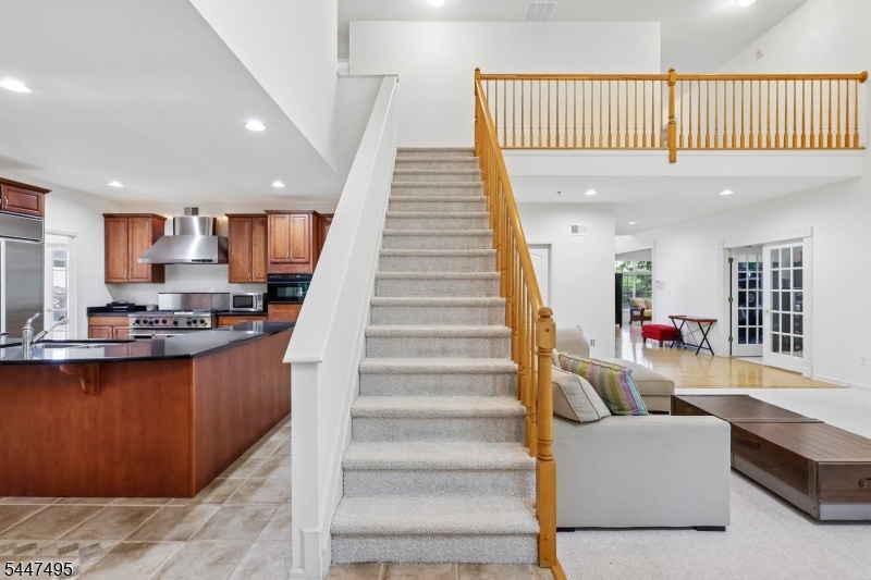 Steps to 2nd flr