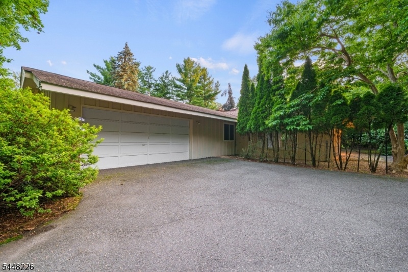 Driveway/Garage