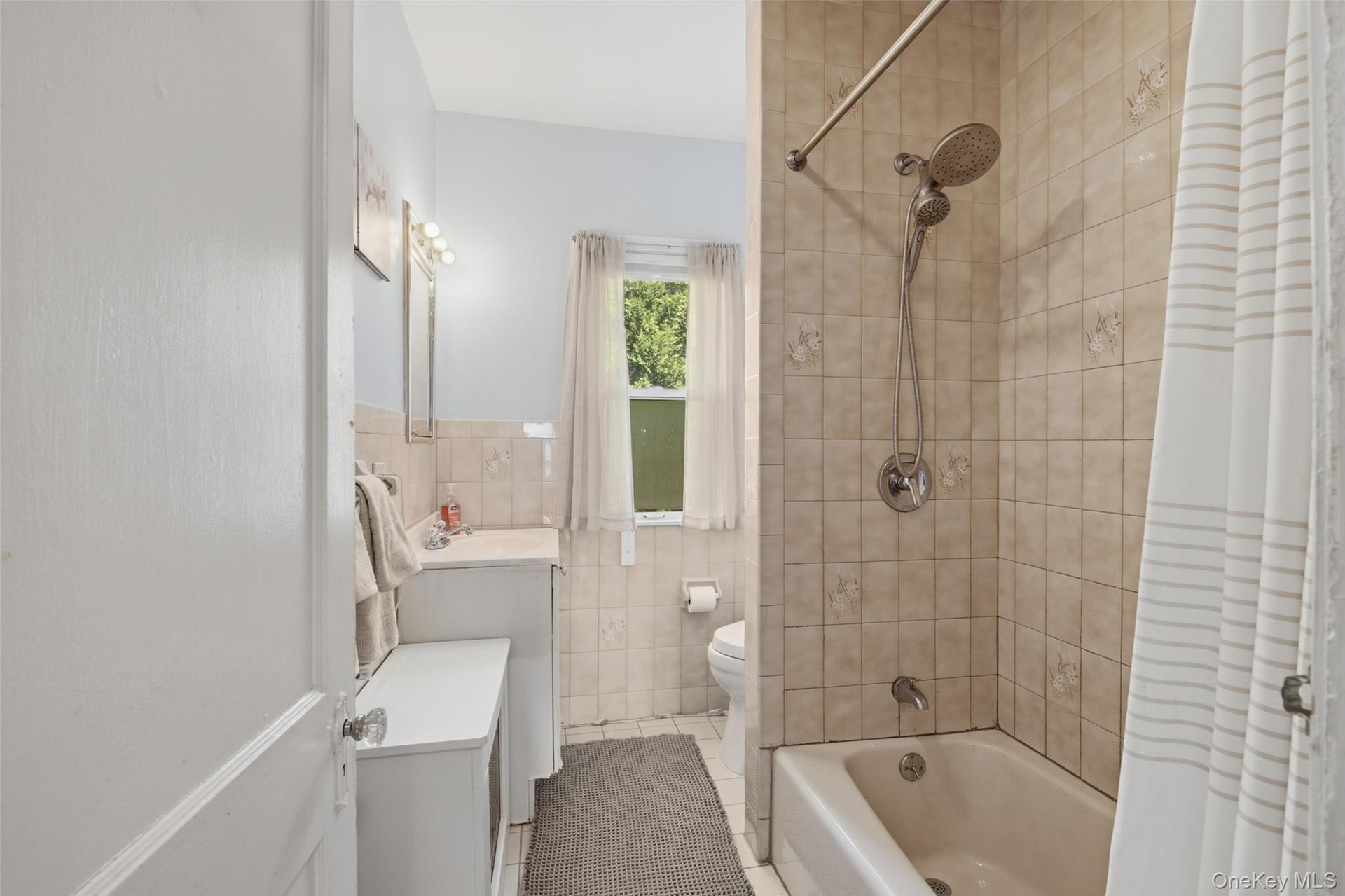 Upstairs bathroom (#220)