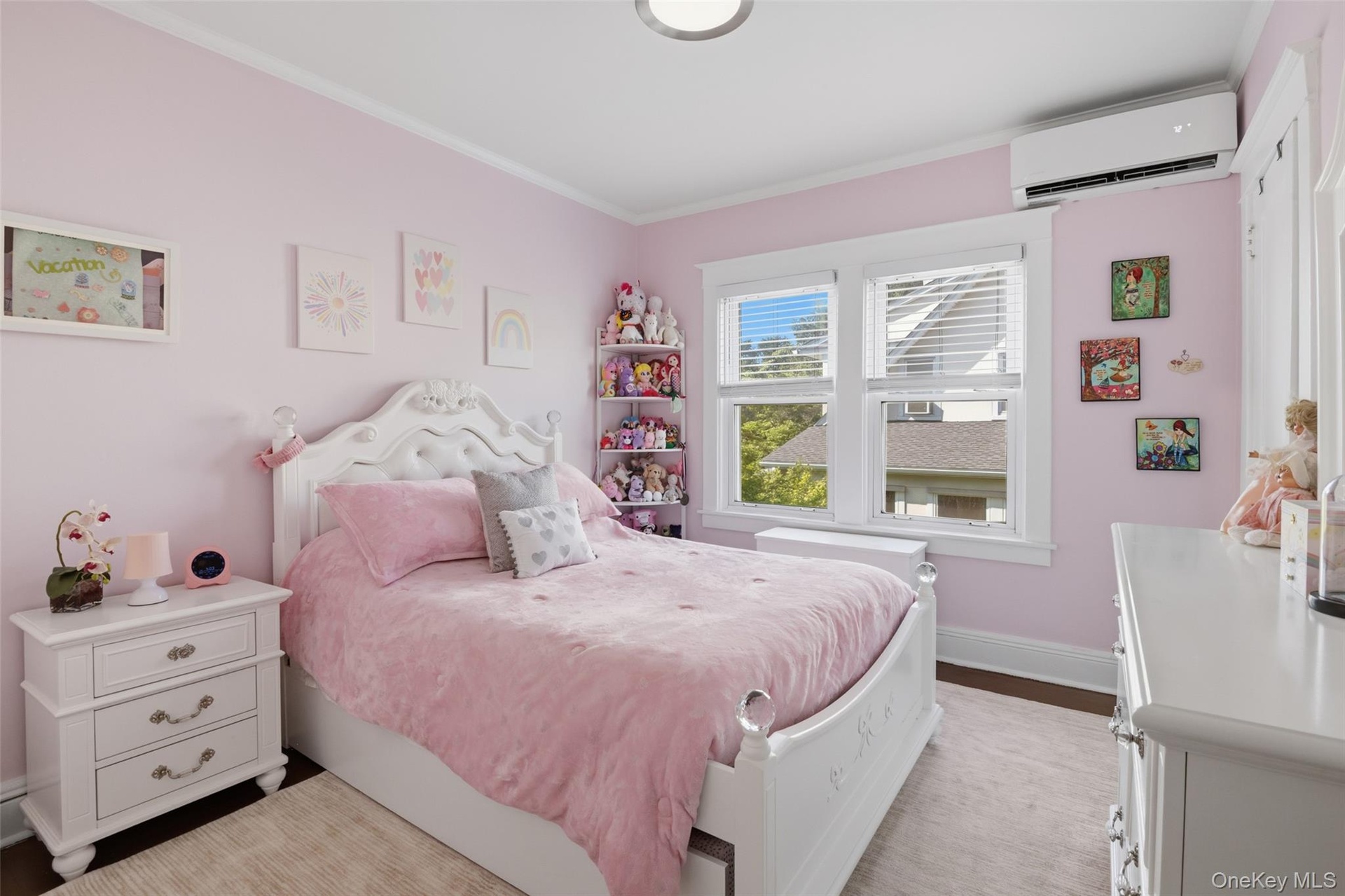 Super cute bedroom with hardwood flooring (note all the bedrooms have closets) (#220)