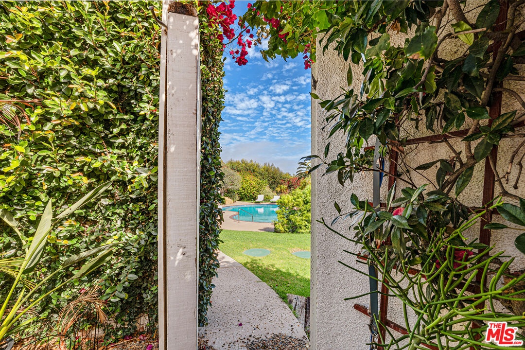 Bak yard door to pool