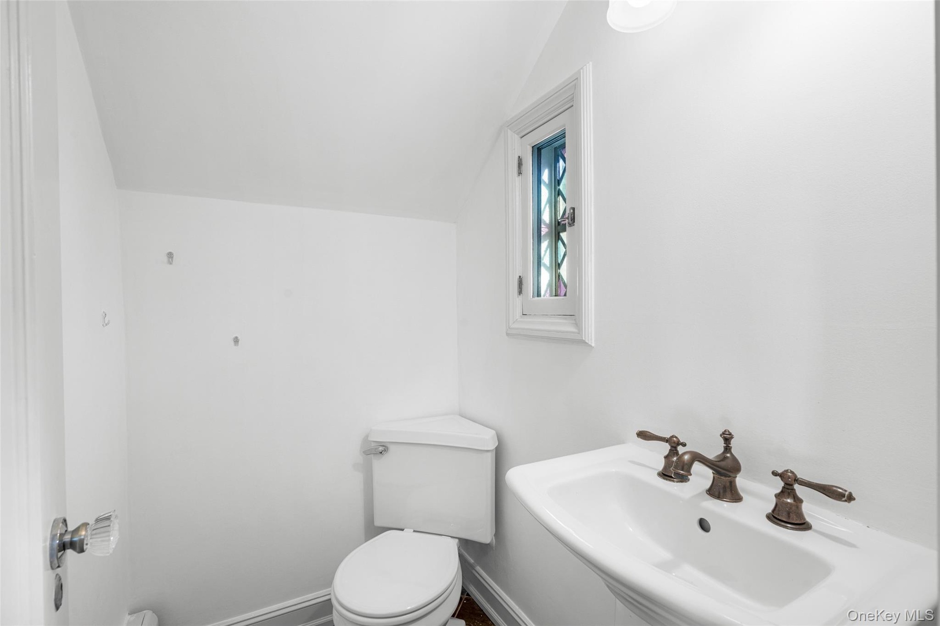 1/2 bath in entrance foyer.