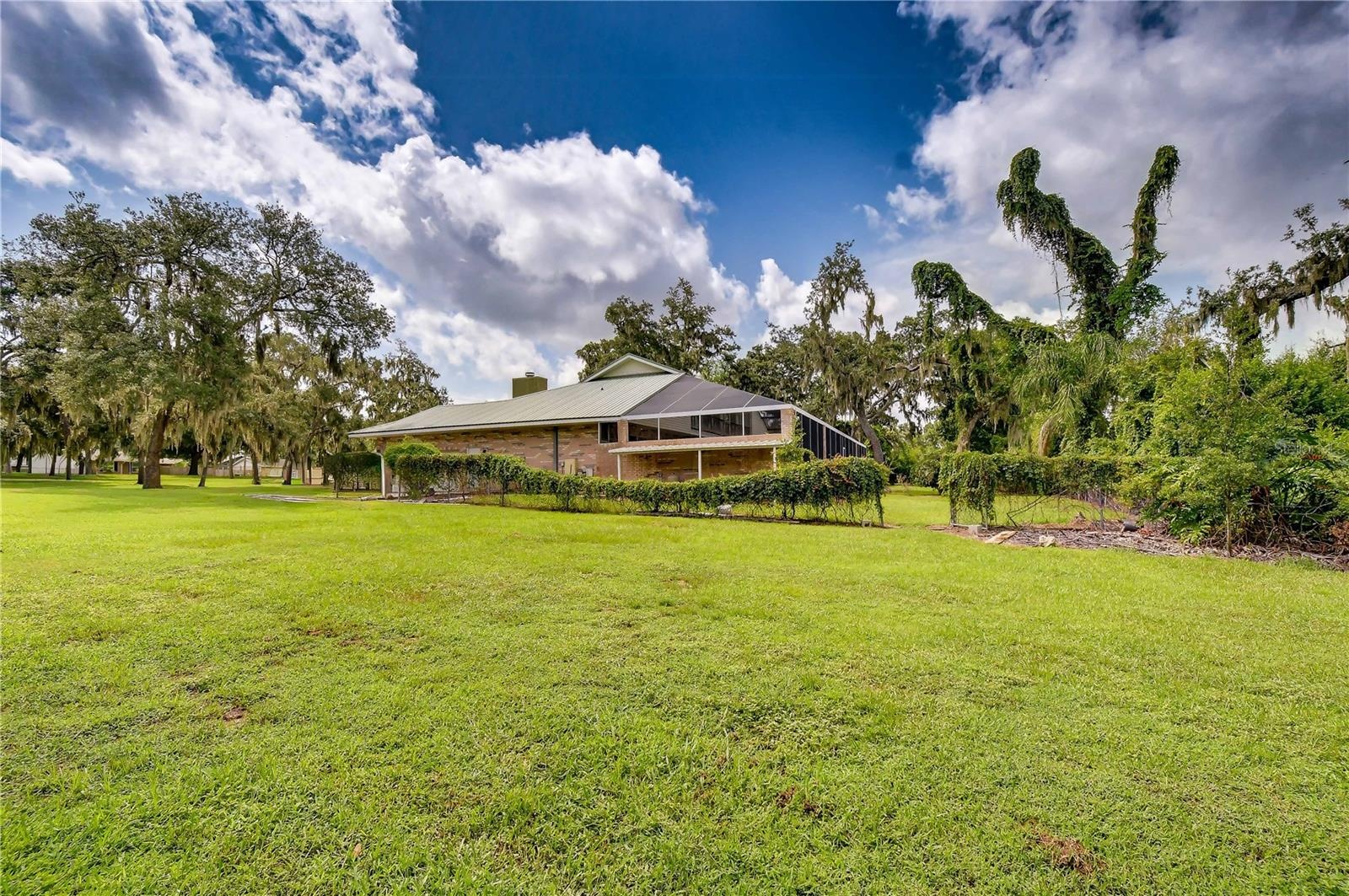 Spacious grounds rarely found in Valrico.