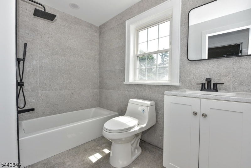 2nd Floor Full Bath