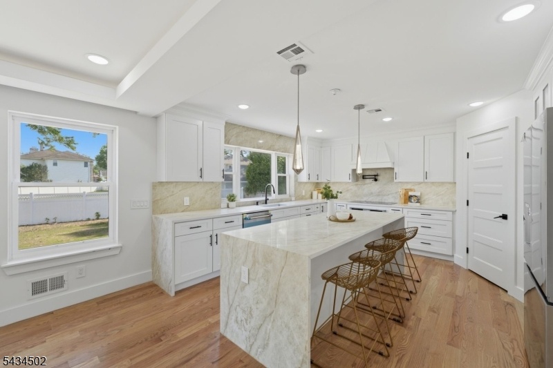 Kitchen/ Island