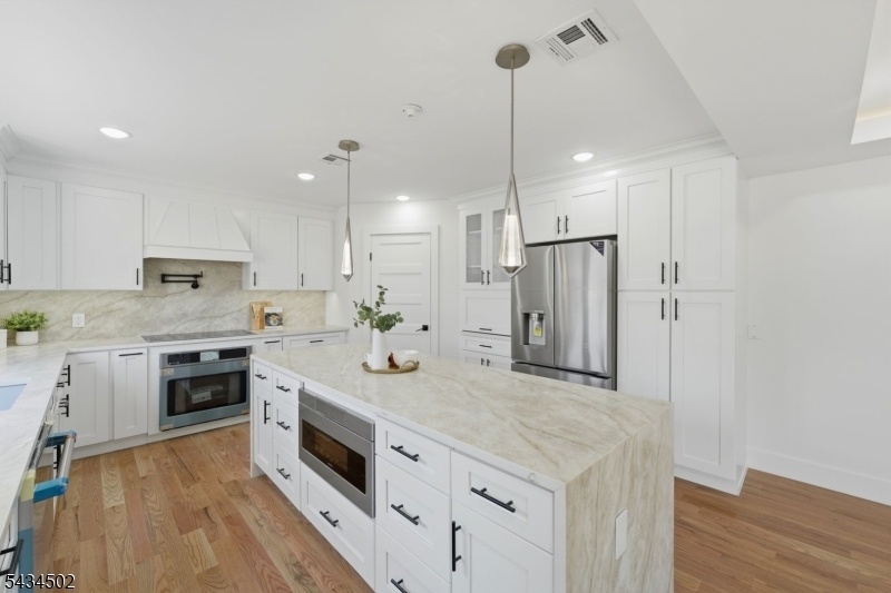 Kitchen/ Island