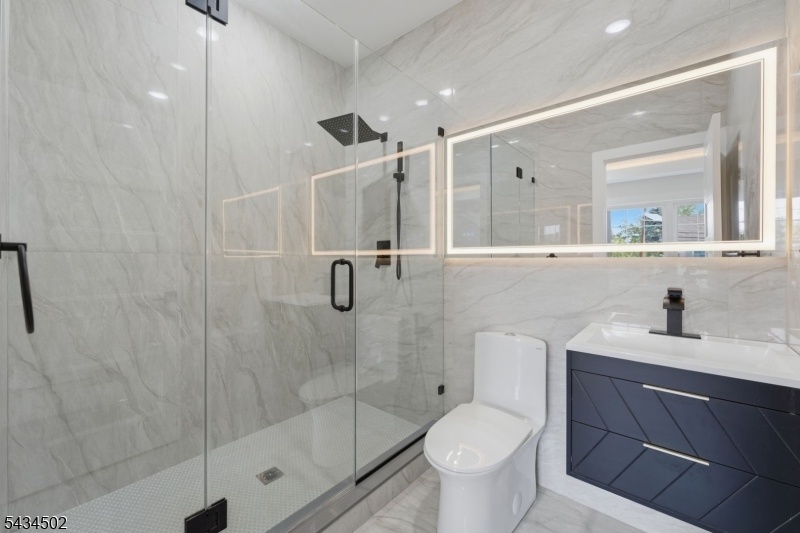 Bedroom 4 ensuite bath