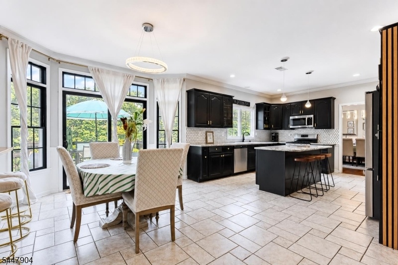 Kitchen / Dining Area