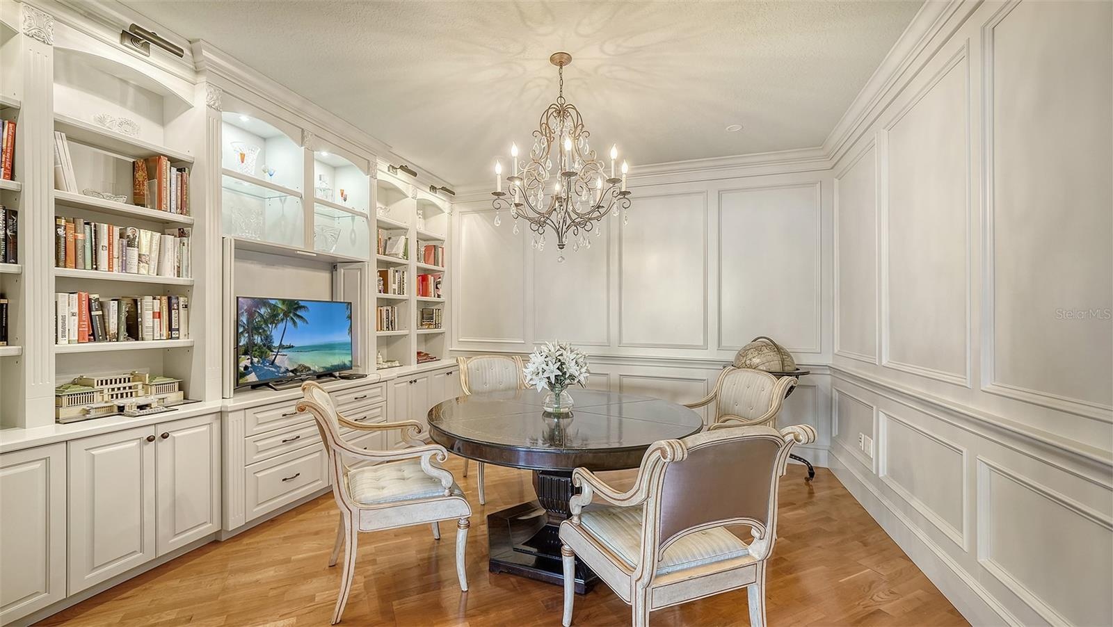 LIBRARY/FORMAL DINING ROOM