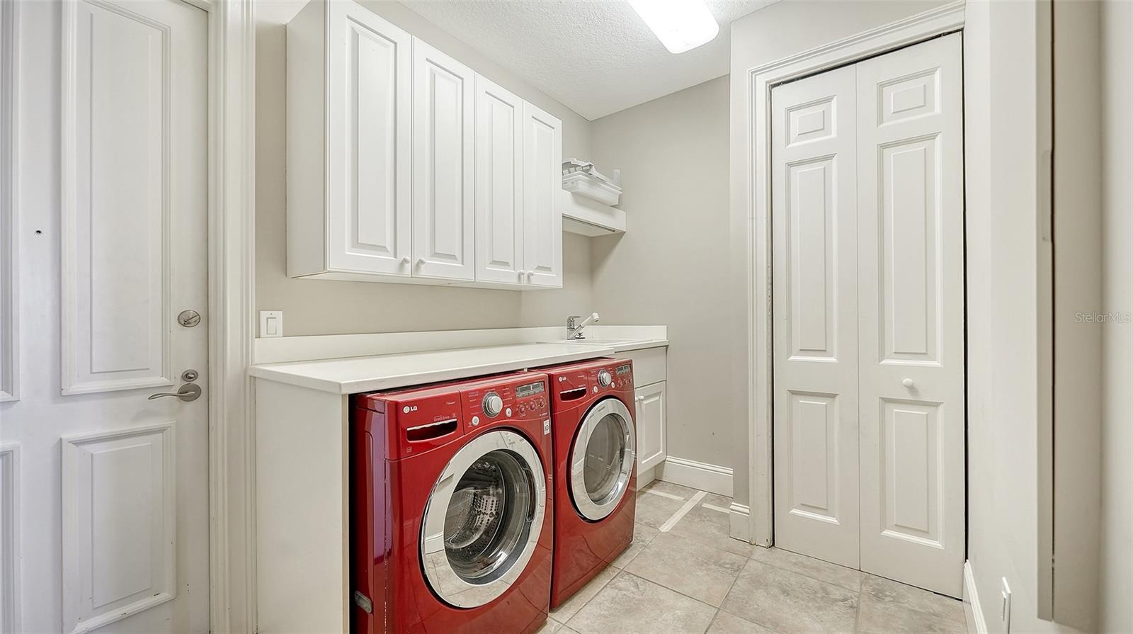 1205 LAUNDRY ROOM