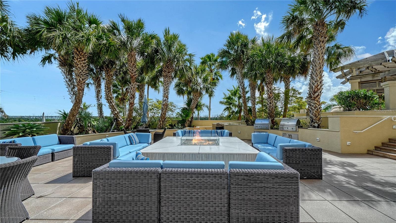 FIREPIT LOUNGE AREA