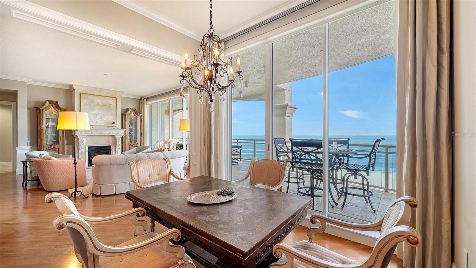 INFORMAL DINING AREA