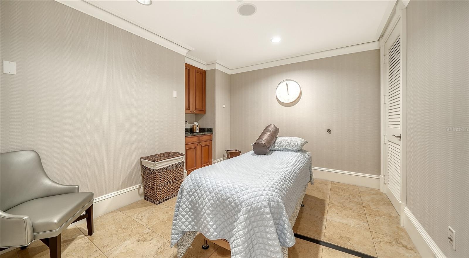 MASSAGE ROOM