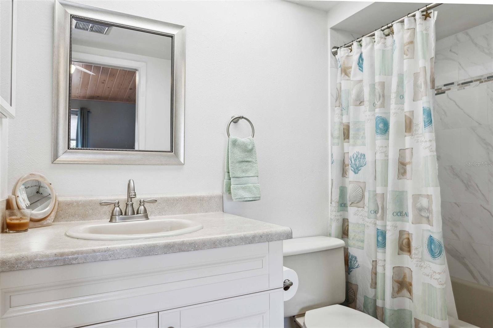 Guest EnSuite Full Bathroom
