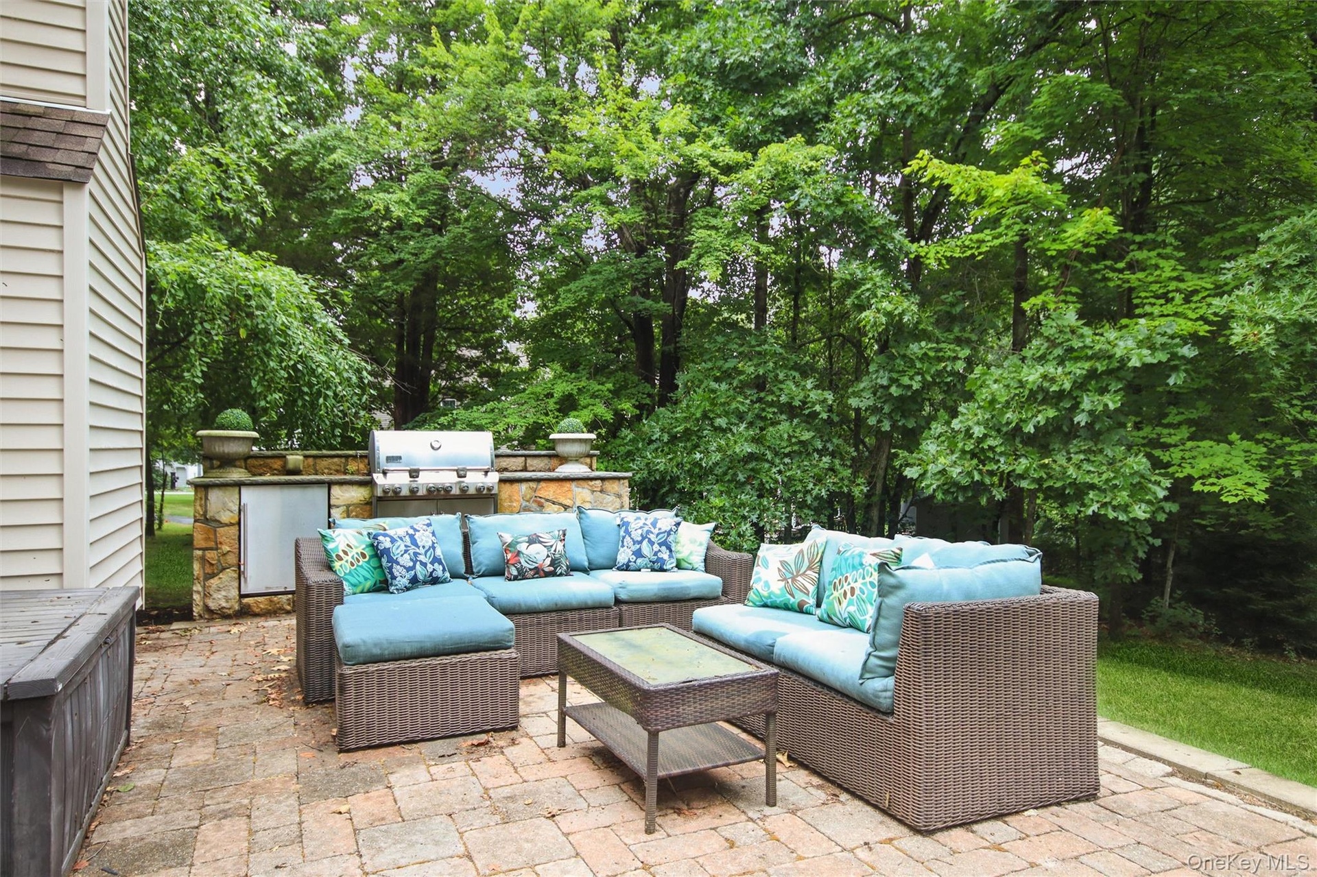 Brick Patio w/ outdoor kitchen perfect for BBQ's