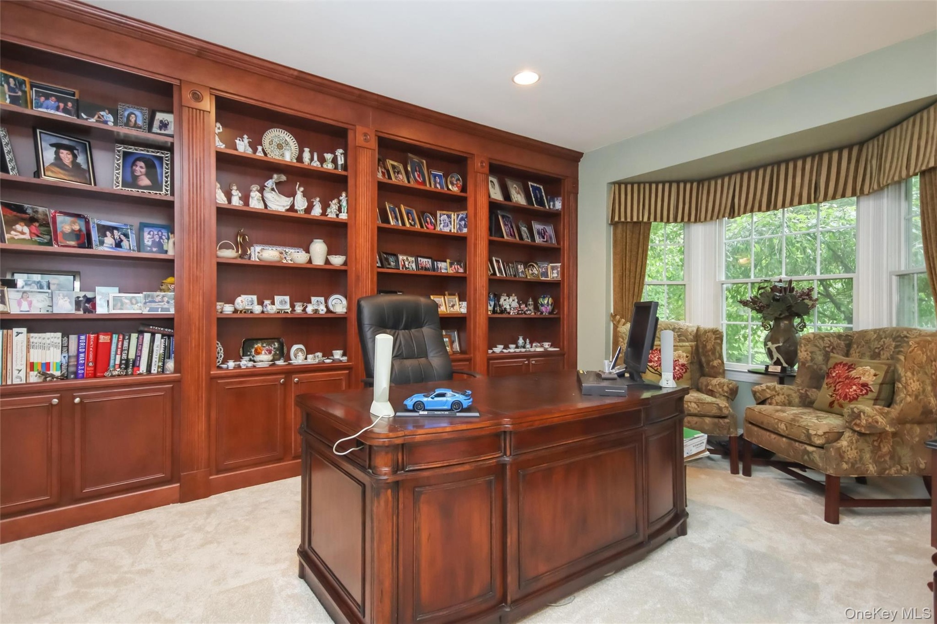 Home office w/ custom built-ins