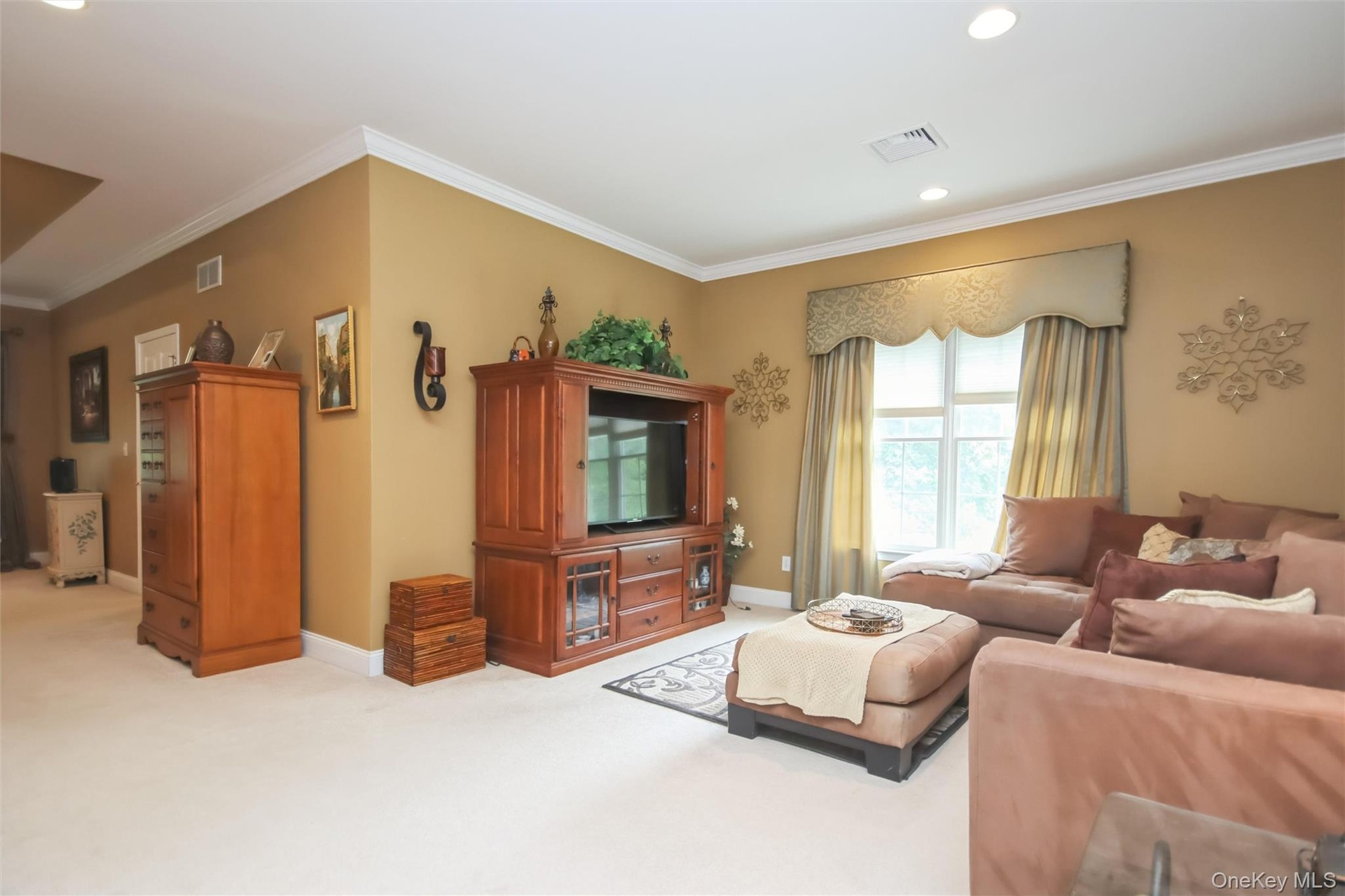 Master Br retreat w/ large sitting room