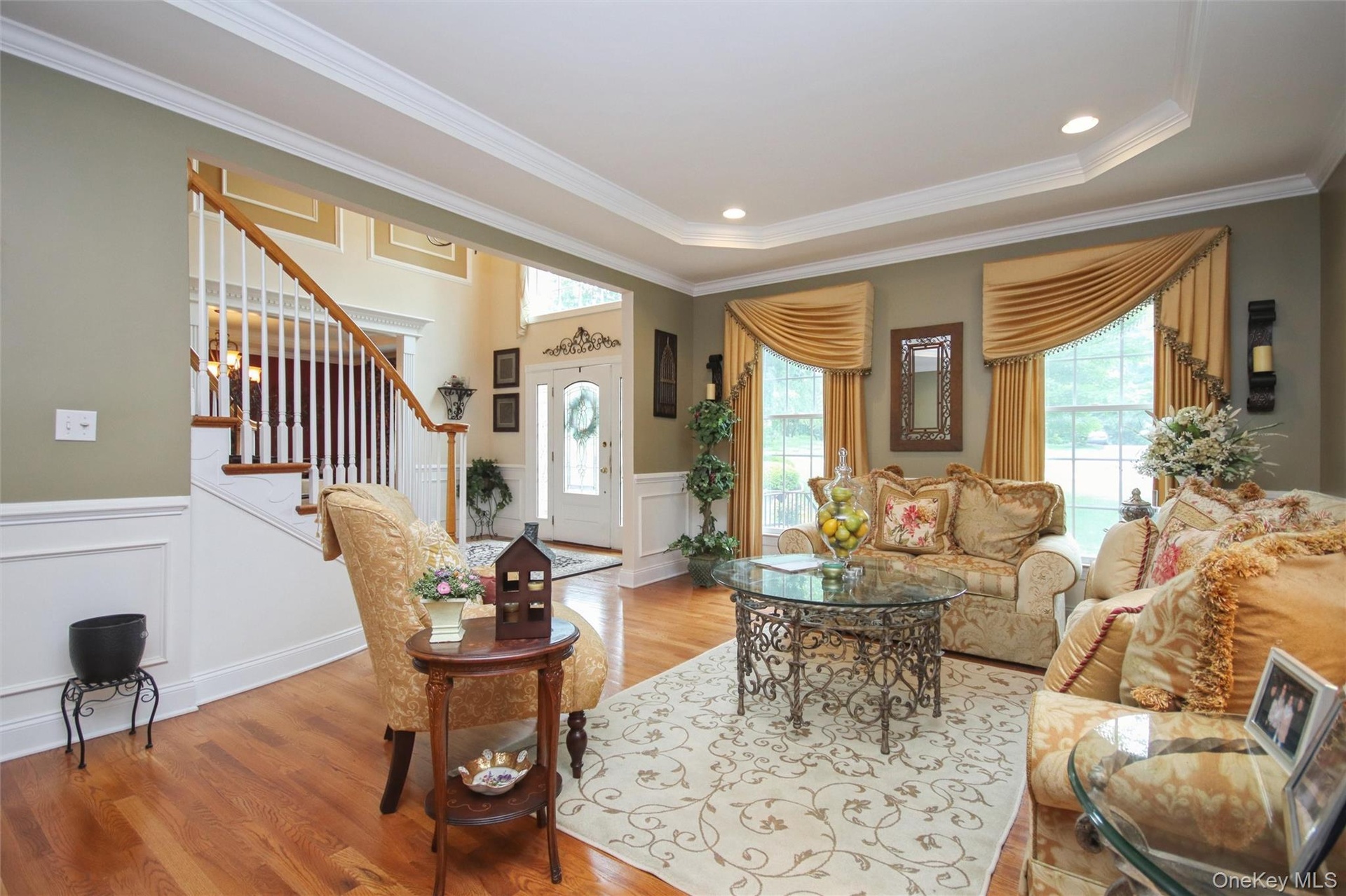 L/R w/ impressive architectural details