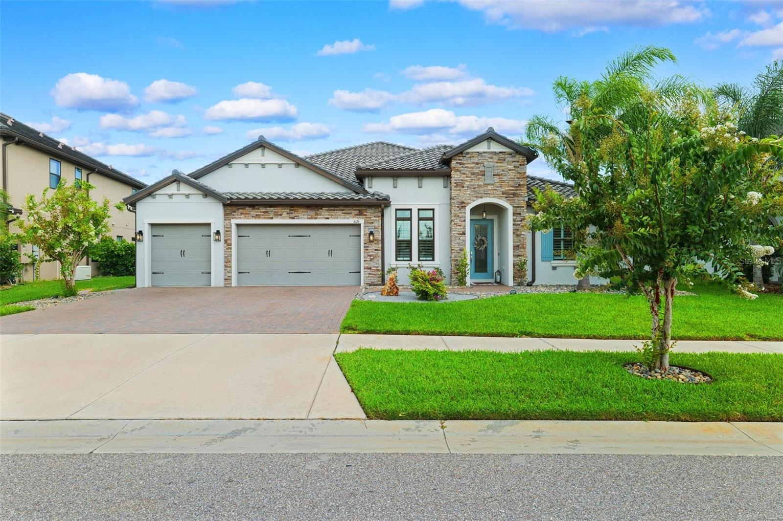 Outstanding open floorplan, a rare single story home in this community.