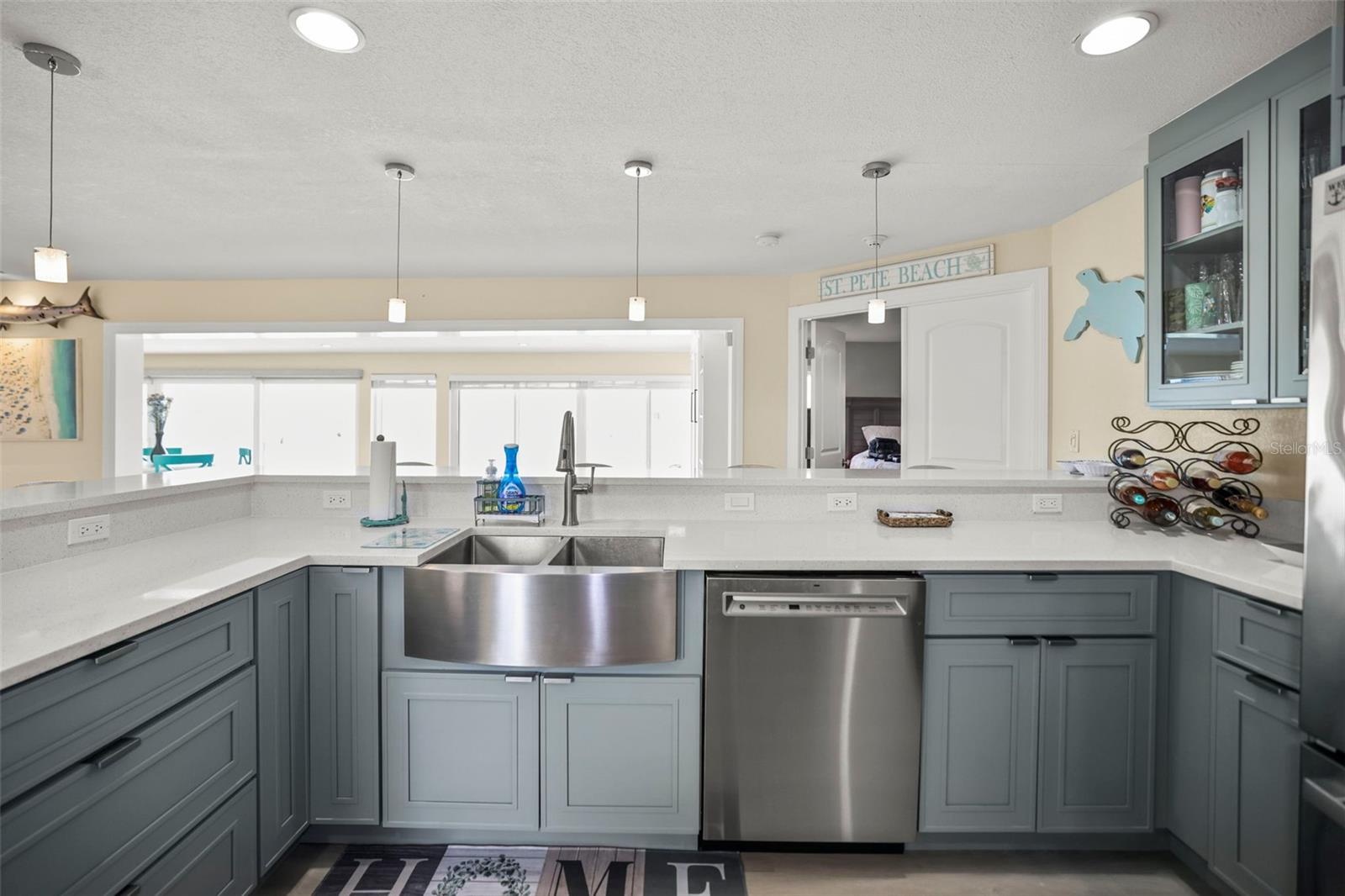Kitchen facing the sink and breakfast bar.
