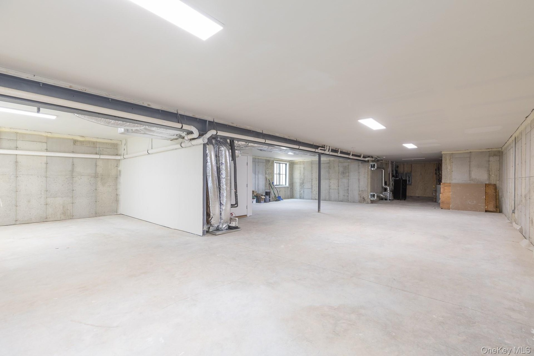 Full basement w/9' ceilings
