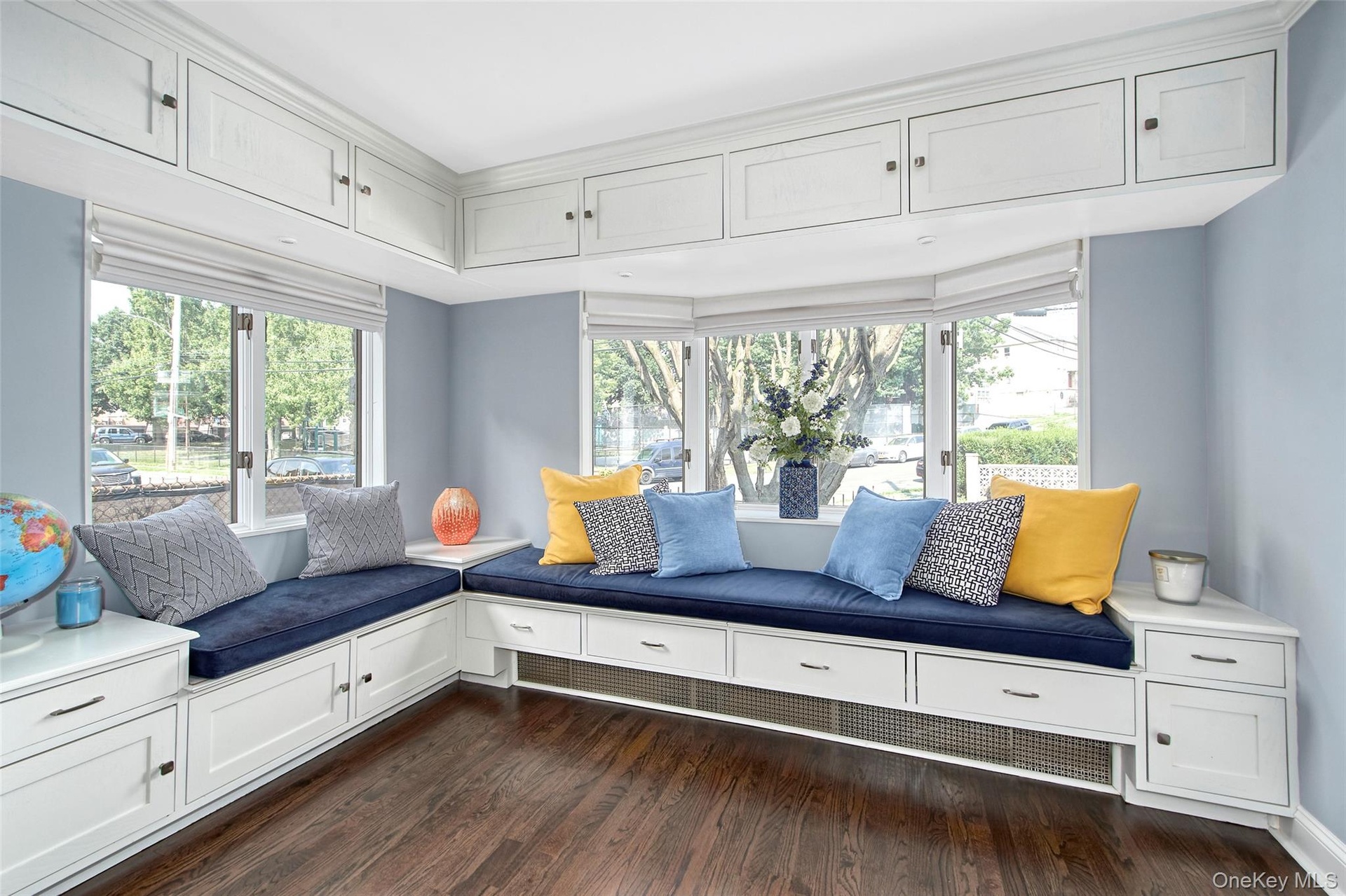 Sitting room with custom built-ins