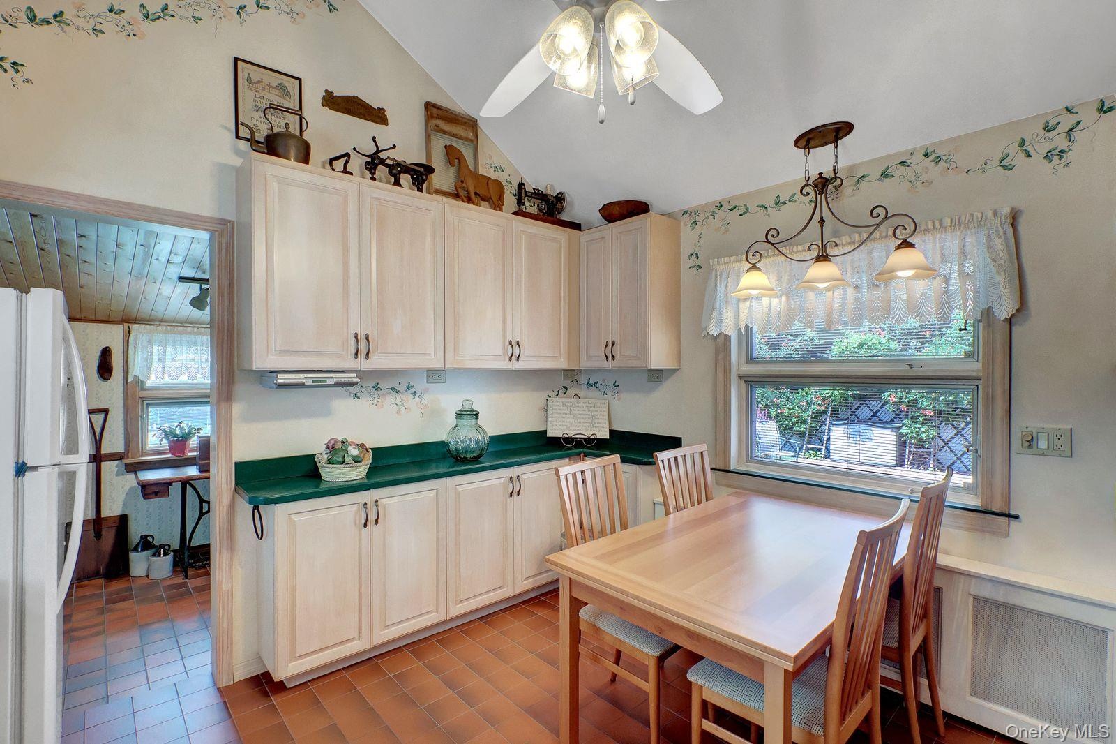 Eat -in -kitchen, wood floor, ceiling fan