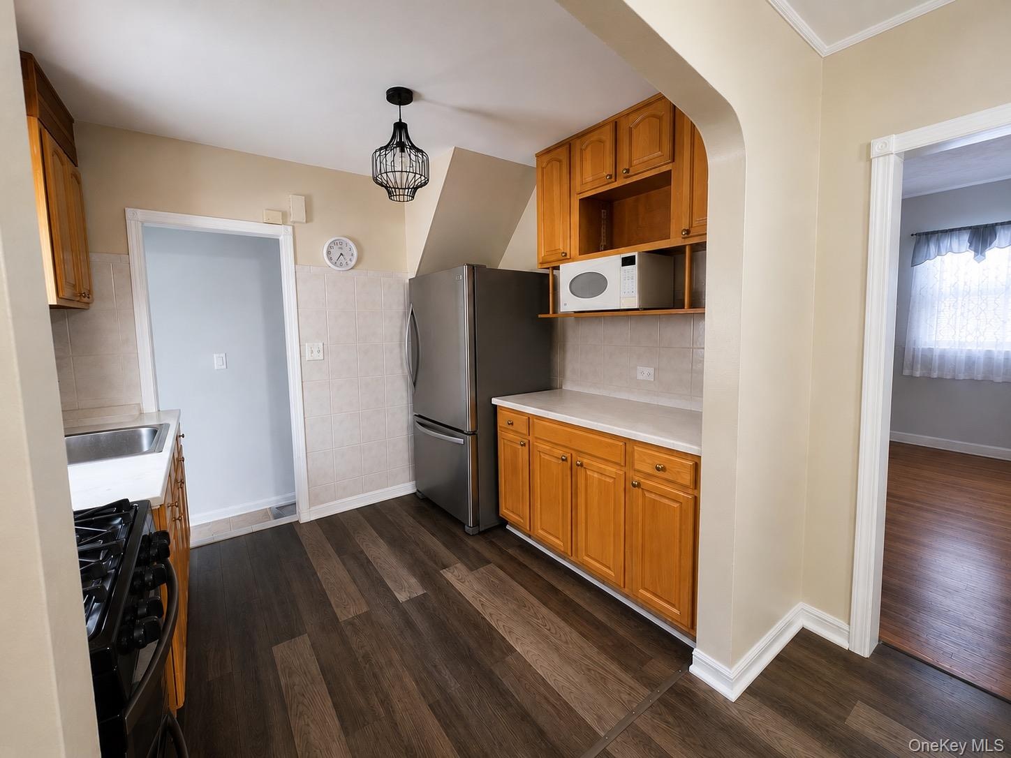 Virtually enhanced photo. Personal property and clutter have been digitally removed. Room dimensions and permanent features remain unchanged.