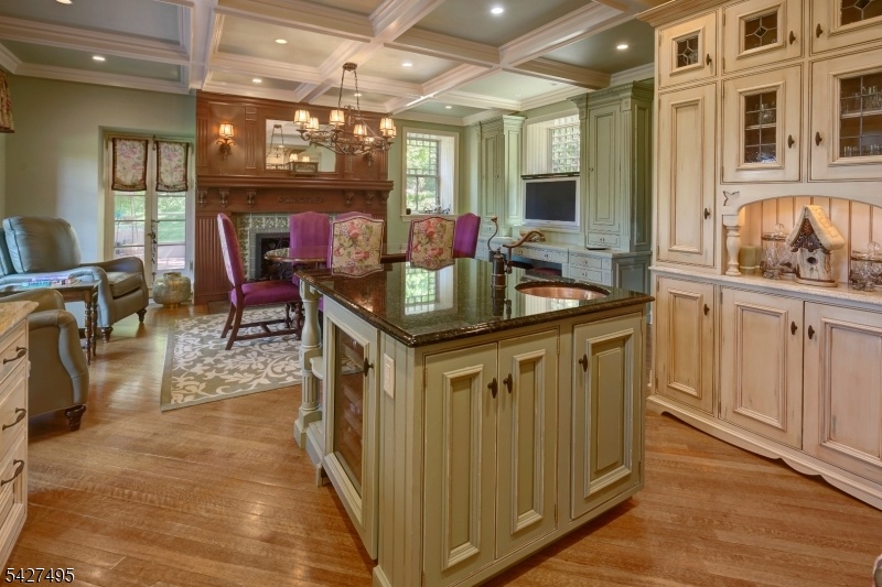 Kitchen to breakfast room