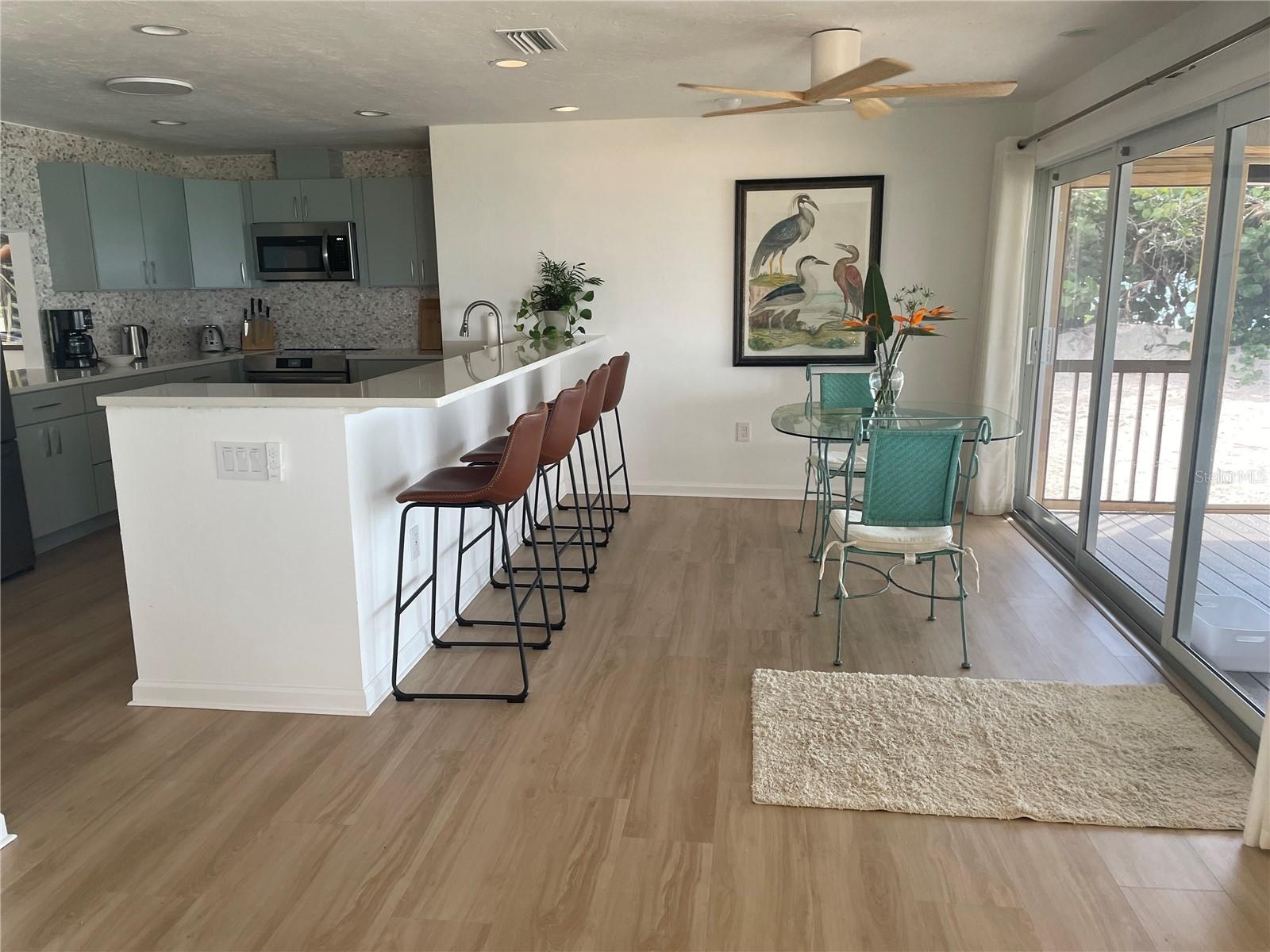 Breakfast bar & 4 stools.