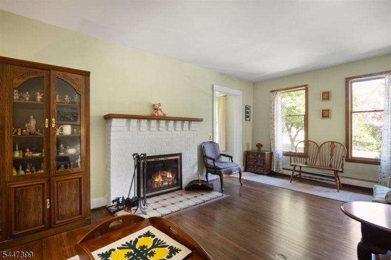LIVING ROOM/PARLOR