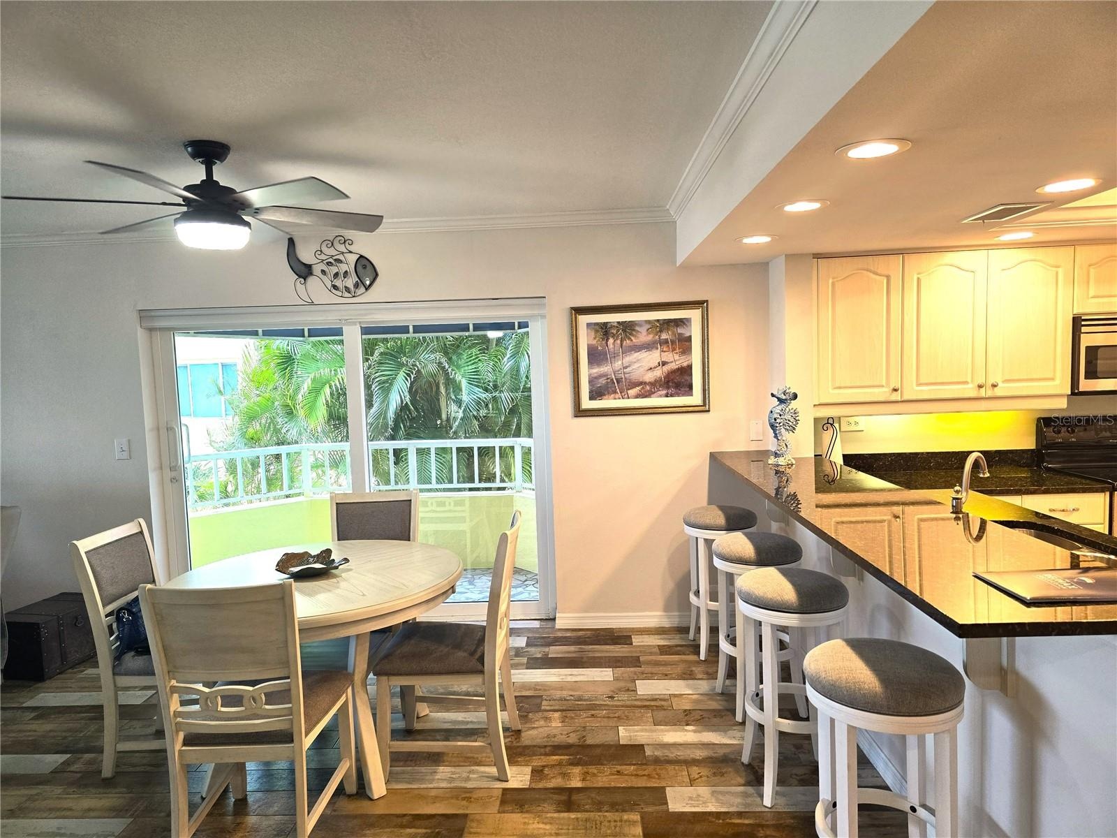 Side Balcony, end unit!