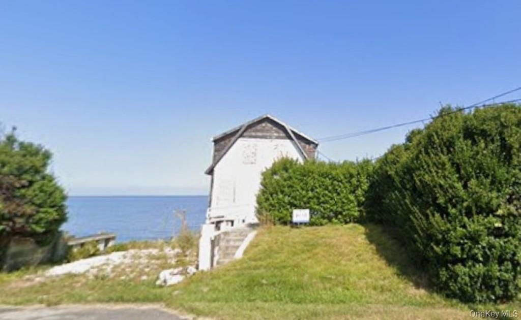 Actual structure view from street. 55915 County Rd 48, Greenport