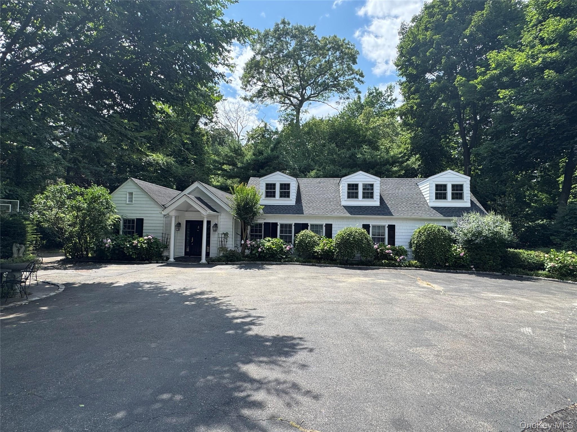 3-bed, 2-bath Guest Cottage with separate driveway entrance