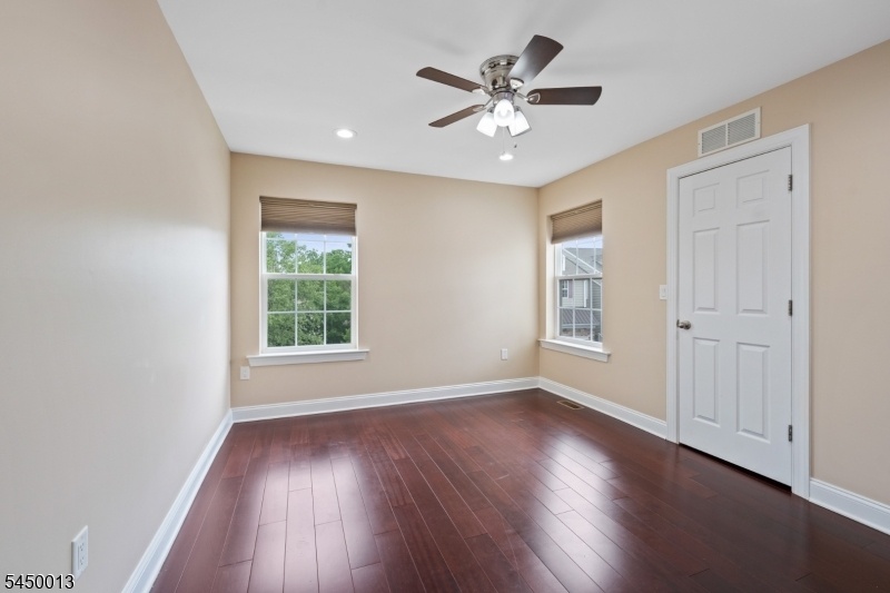 Bedroom w/walk-in closet