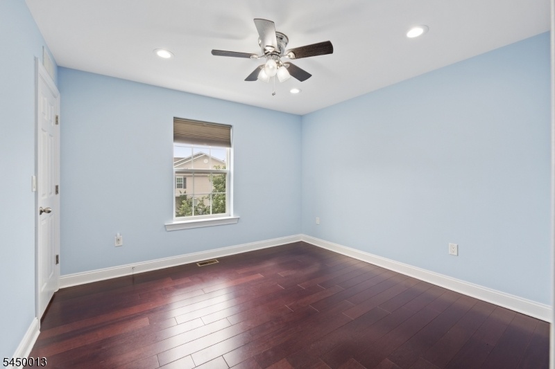 Bedroom w/walk-in closet