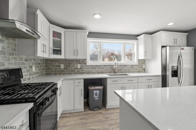 Eat-in Kitchen