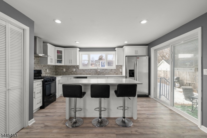 Eat-in Kitchen