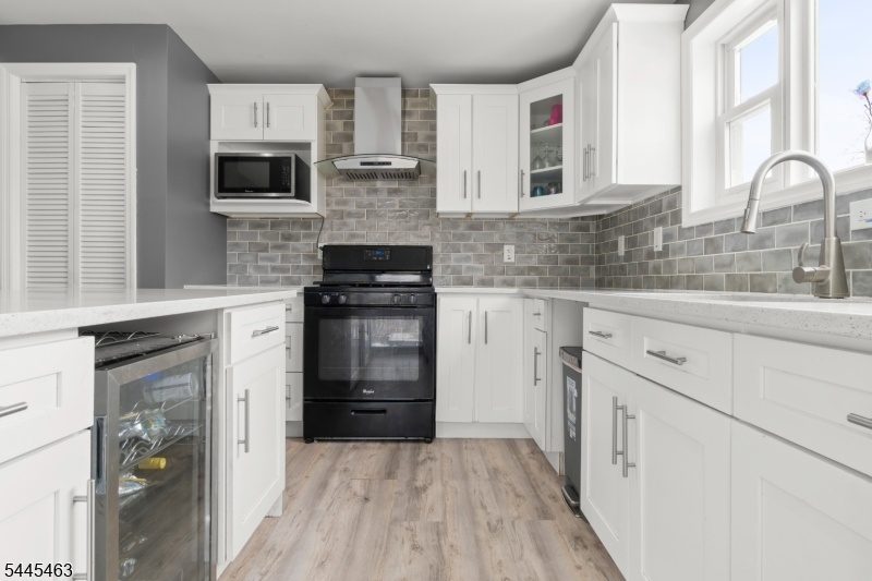 Eat-in Kitchen