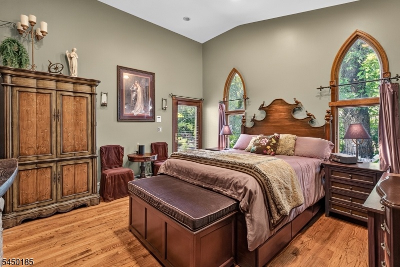 Master Bed RM, Resort Access