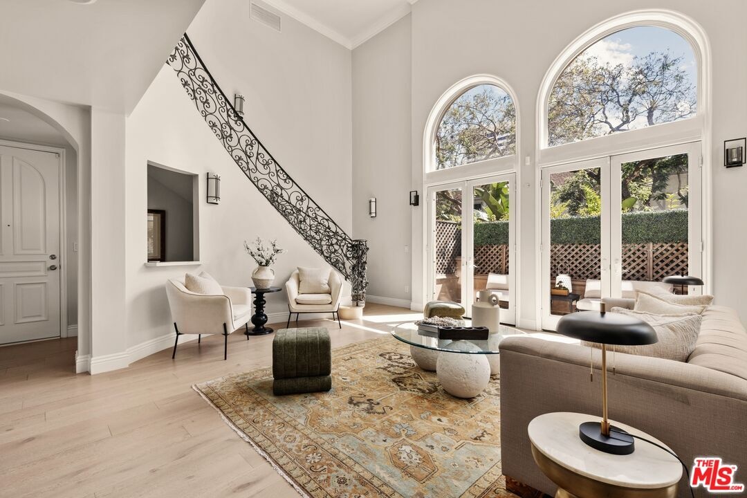 Living Room - Photo View 2
