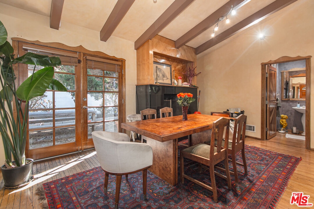 Dining area 1